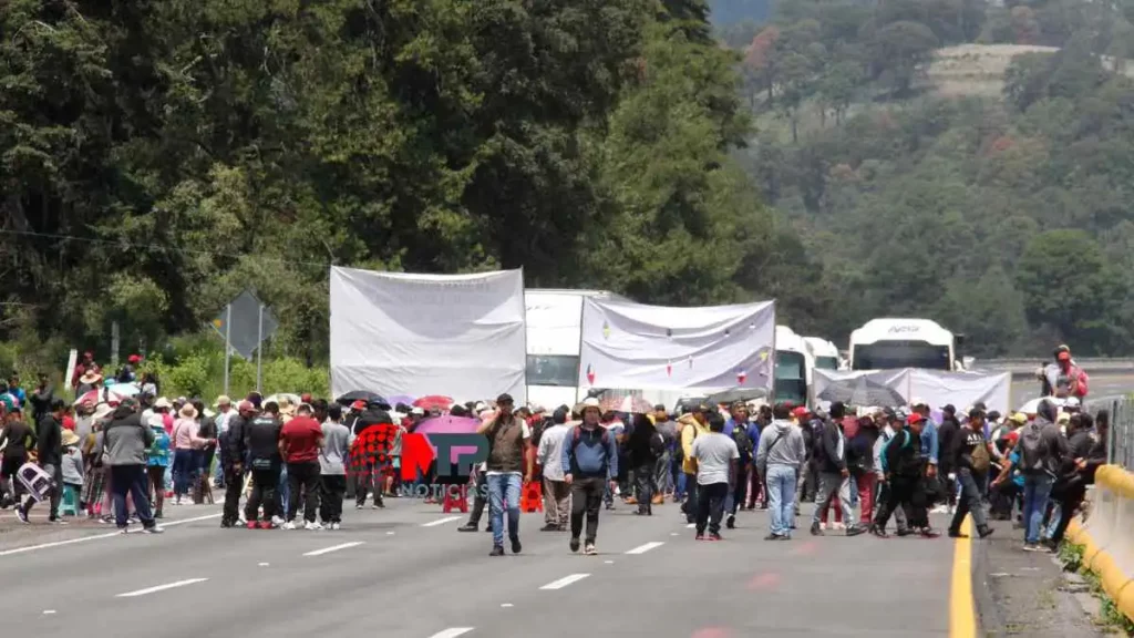 Suman 20 horas de bloqueo en Arco Norte, federal y la autopista México-Puebla