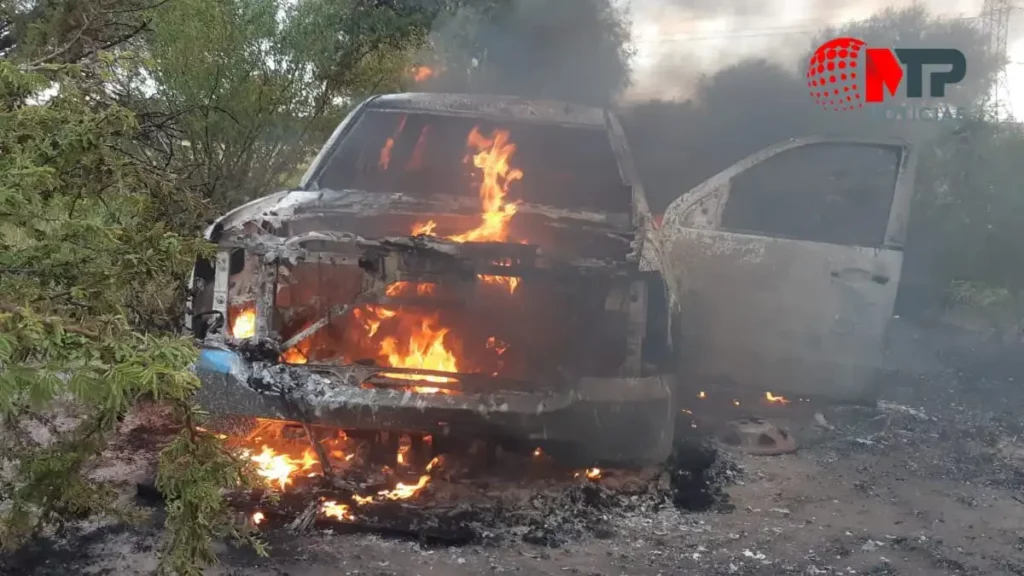 Abandonan cuerpo calcinado en una camioneta en Yehualtepec