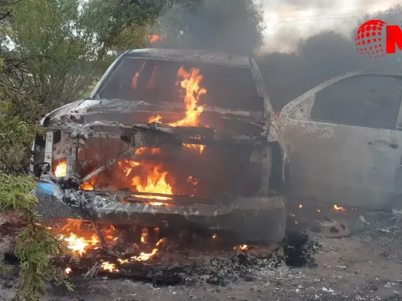 Abandonan cuerpo calcinado en una camioneta en Yehualtepec