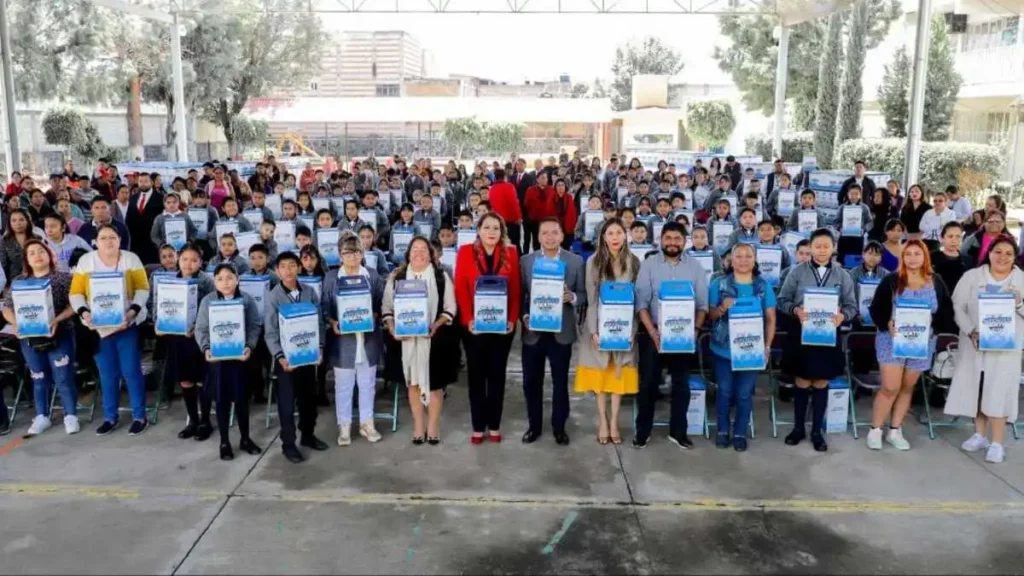 Alumnos beneficiados con kits escolares en San Andrés Cholula