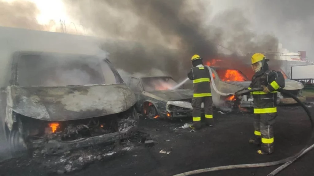 Autos calcinados deja incendio de bodega en Ocoyucan (FOTOS)