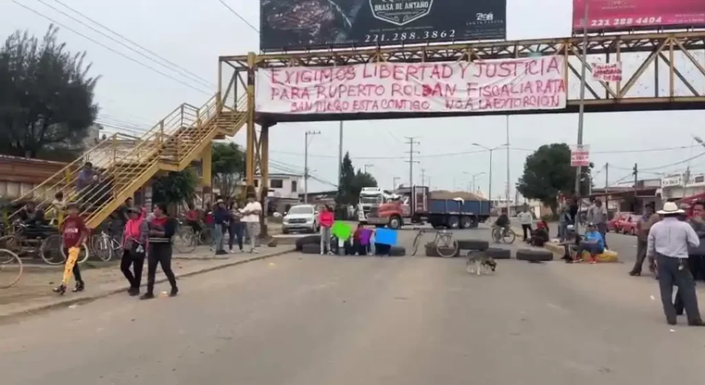 Bloquean la federal México-Puebla, exigen liberación de mariachi detenido