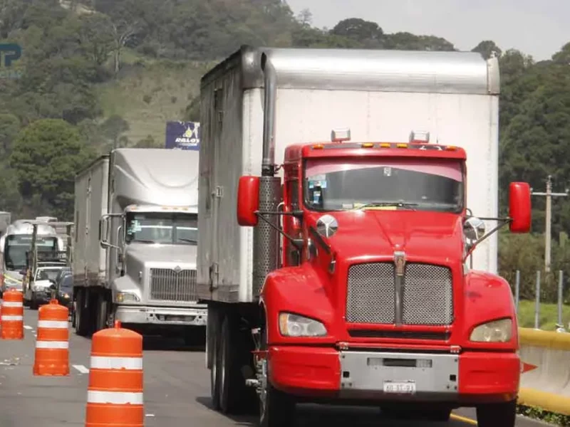 Caducan 10 mil toneladas de alimentos en tráileres, por bloqueo en la México-Puebla