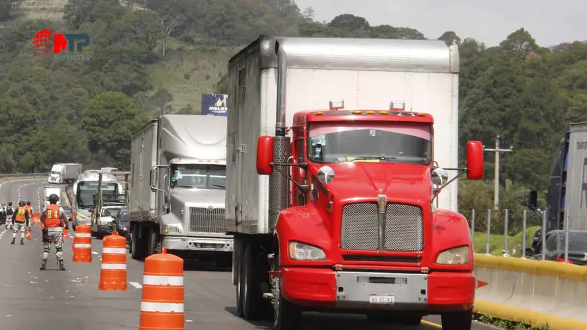 Caducan 10 mil toneladas de alimentos en tráileres, por bloqueo en la México-Puebla