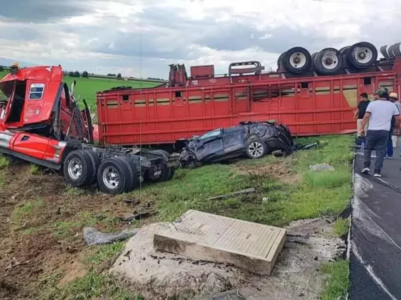 Choque entre tráiler y camioneta deja dos muertos y una niña herida en El Seco-Zacatepec