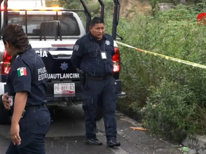 Comando armando balea a dos hombres y una mujer en Chietla, Puebla