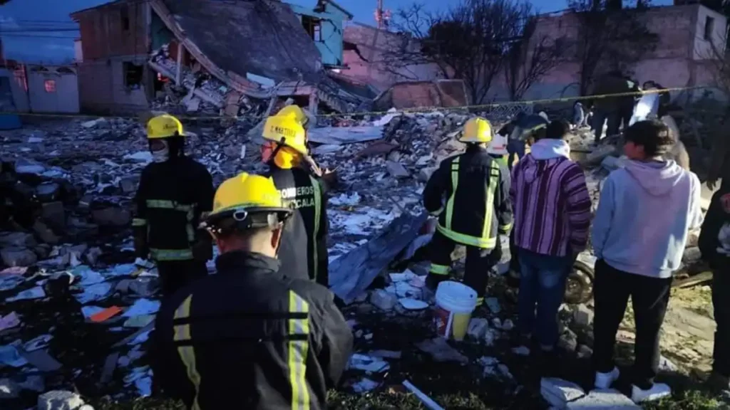 Daños en 11 casas deja explosión en Xaloztoc, habilitan albergue para afectados