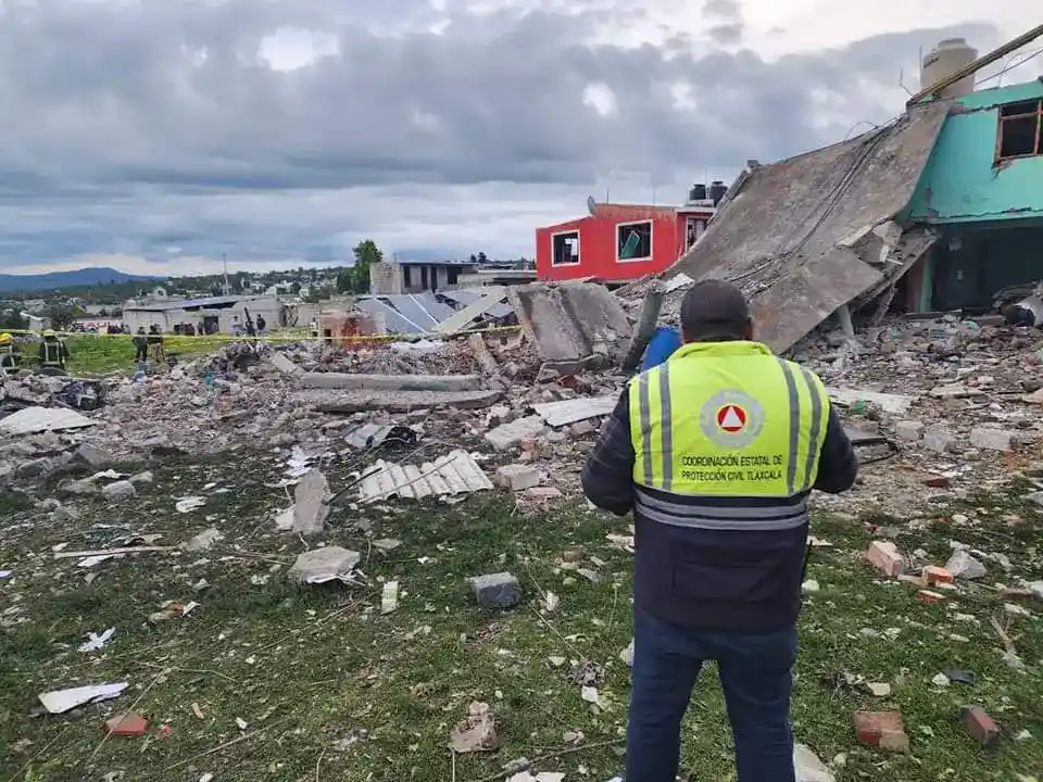 Daños en 11 casas deja explosión en Xaloztoc, habilitan albergue para afectados