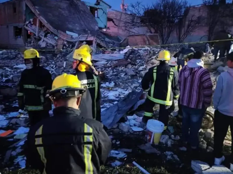 Daños en 11 casas deja explosión en Xaloztoc, habilitan albergue para afectados