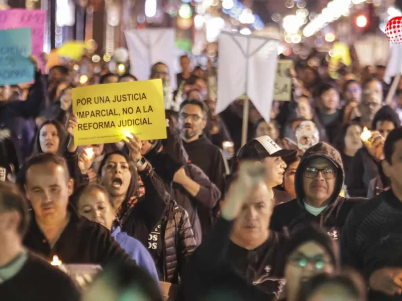 En una marcha fúnebre protestan contra reforma al Poder Judicial en Puebla