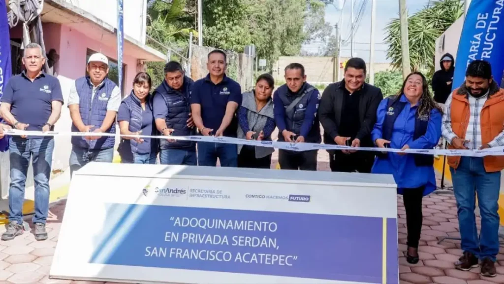 Entrega Tlatehui adoquinamiento en Tonantzintla y Acatepec