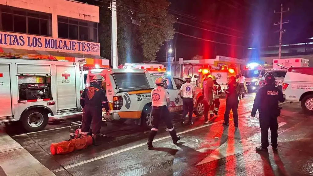 Paramédicos chocan ambulancia en la calzada Zaragoza, trasladaban a paciente