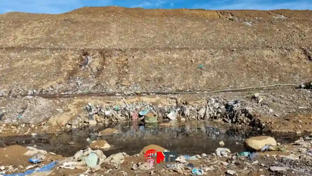 Lixiviados escurriendo de una montaña de basura así es el foco de infección del relleno sanitario de Cholula (FOTOS)