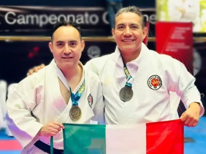 Los poblanos Aristeo y Carlos Flores ganan medalla de plata y oro en torneo de Karate-Do