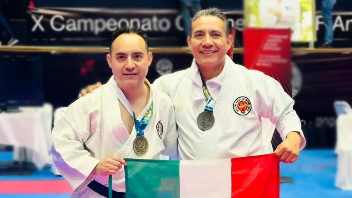 Los poblanos Aristeo y Carlos Flores ganan medalla de plata y oro en torneo de Karate-Do