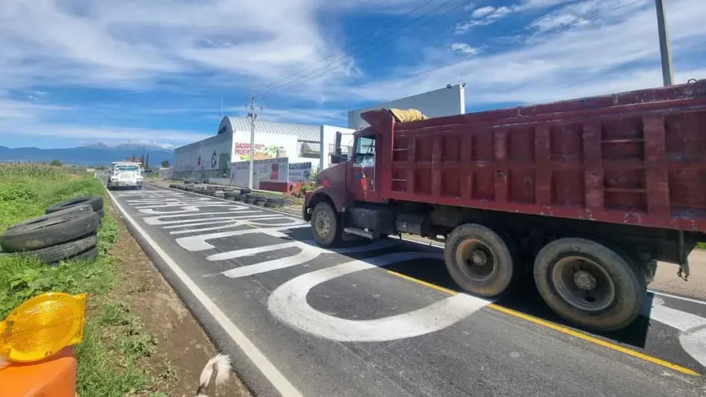 Cuatro meses después, reabren carretera a Calpan, ¿ya no hay pleito por el relleno?