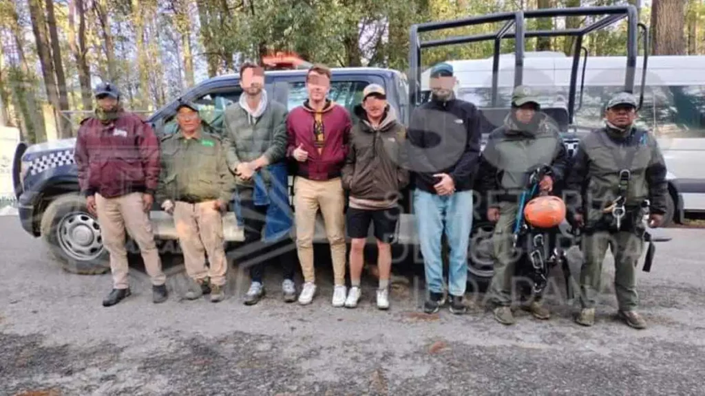 Rescatan a cuatro alpinistas franceses extraviados en La Malinche, estaban en un cañón