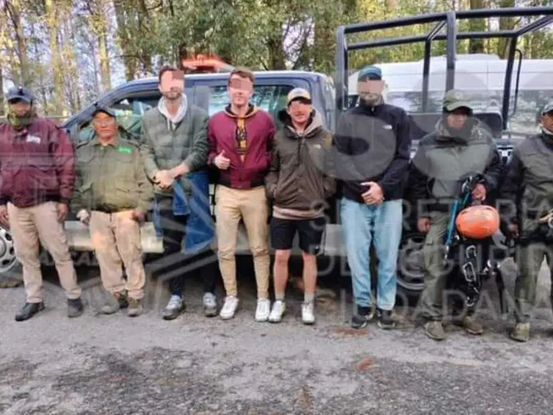 Rescatan a cuatro alpinistas franceses extraviados en La Malinche, estaban en un cañón