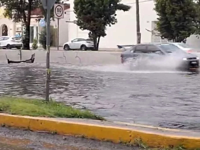 Se inunda la Recta a Cholula, auto pierde su facia trasera