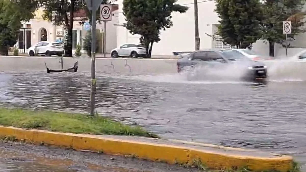 Se inunda la Recta a Cholula, auto pierde su facia trasera