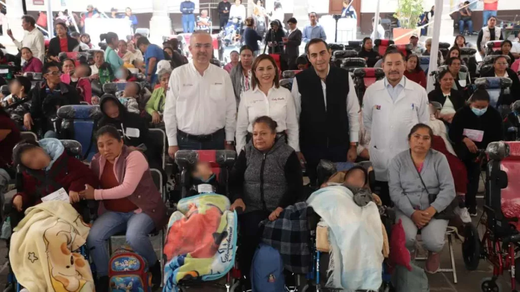 Con 2.5 MDP, entrega Gaby Bonilla 133 sillas para personas con parálisis cerebral