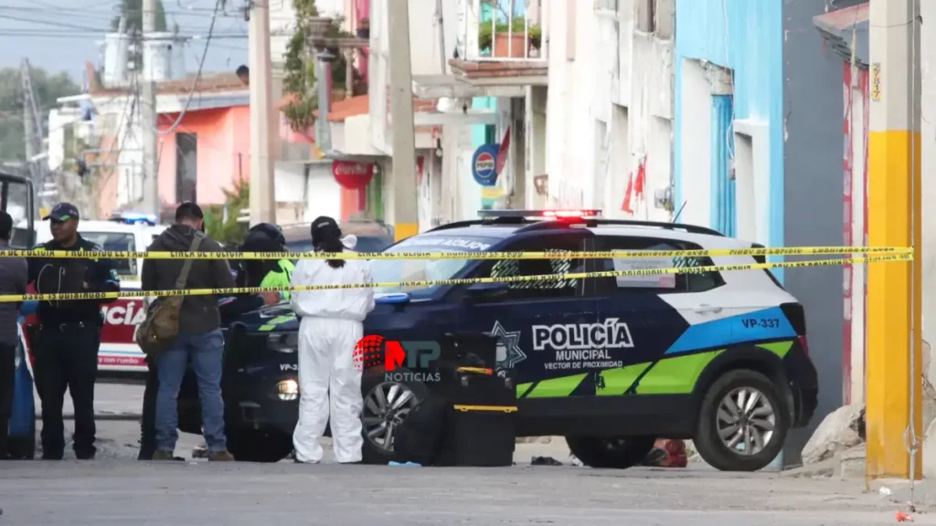 Patrulla municipal de Puebla y forenses en zona de hallazgo de cadáver en Xonacatepec.