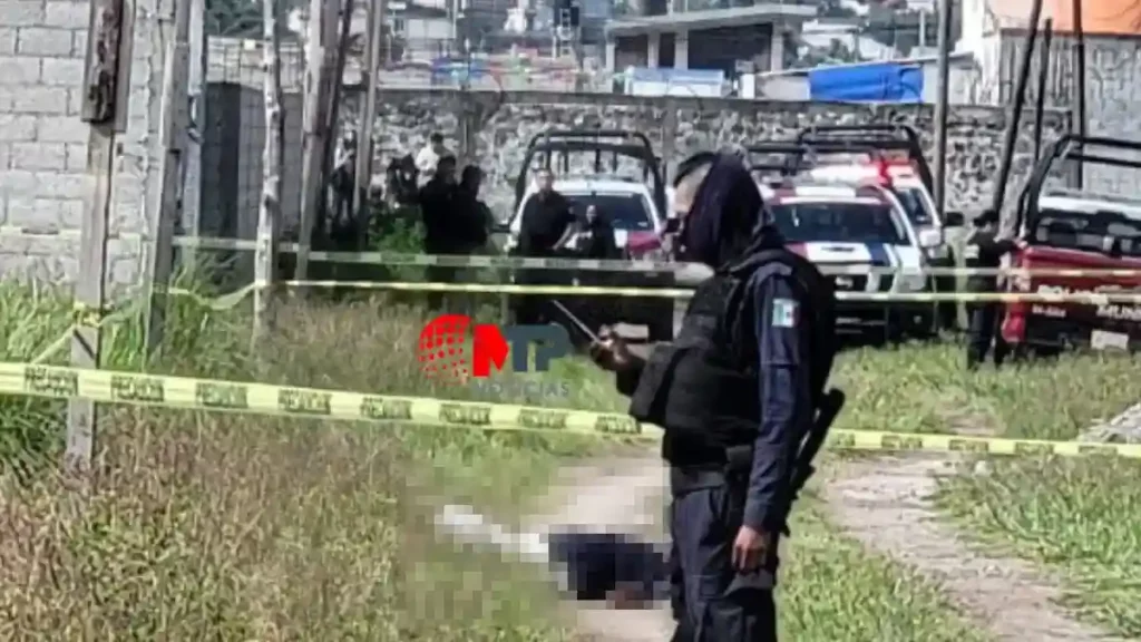 Policía cerca de cadáver degollado en Amozoc, Puebla.