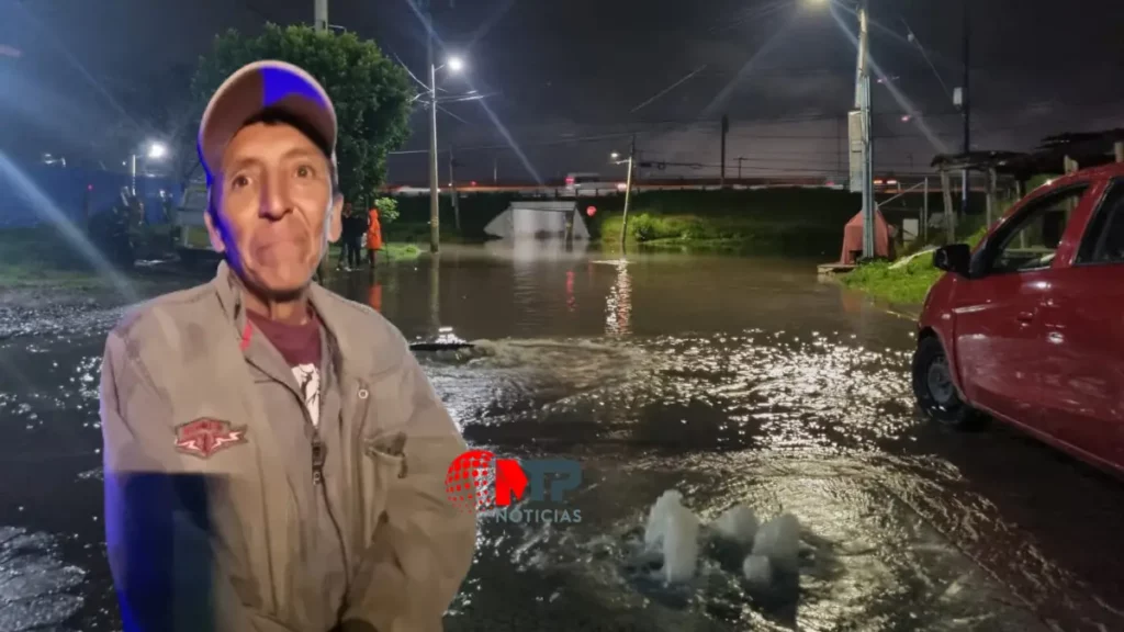 Arturo, ‘El Reguilete': rescata placas en aguas negras en lateral de la México-Puebla, a cambio de unos pesos