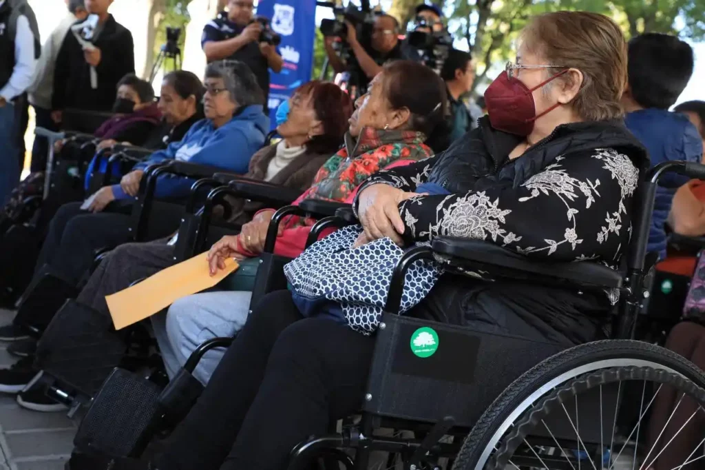 Beneficiarios de aparatos ortopédicos entregados por el Ayuntamiento de Puebla.