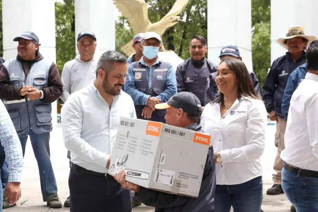 Adán Domínguez entrega equipamiento a servidor público.