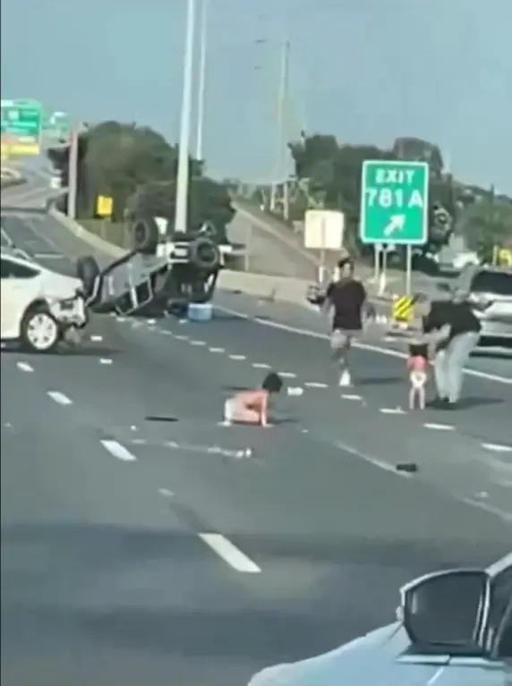 Bebés en pañales parados en medio de carretera en Texas tras choque.