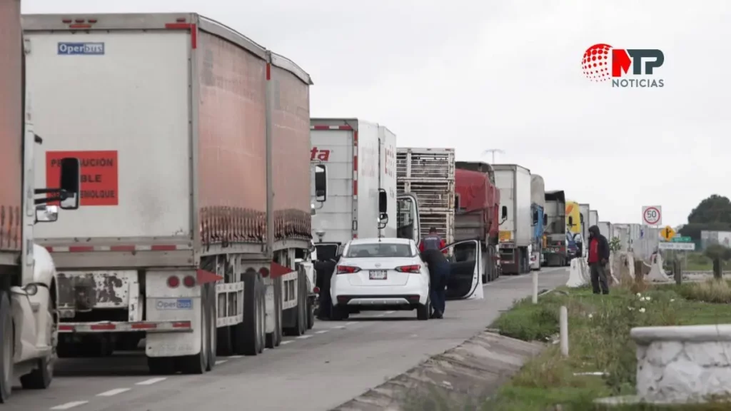 Van 24 horas de bloqueo en carretera Tlaxco-Tejocotal, exigen pago de tierras