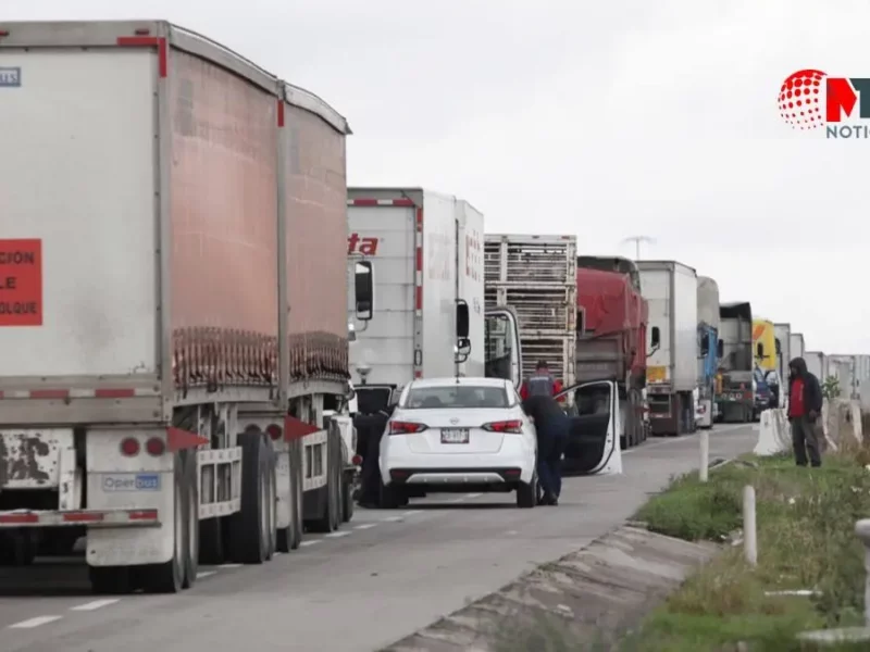 Van 24 horas de bloqueo en carretera Tlaxco-Tejocotal, exigen pago de tierras