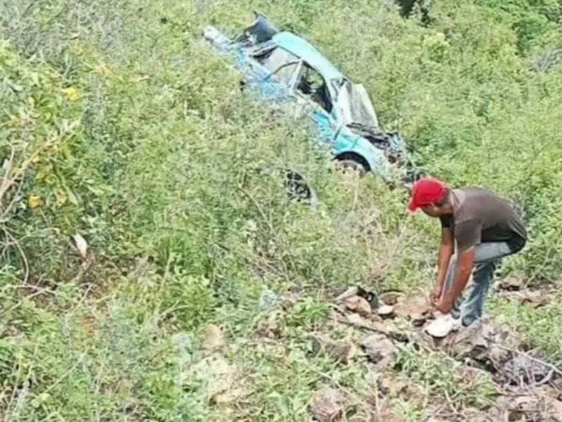 ¡Con todo y auto! Conductor cae en barranca de Coxcatlán, hay un muerto