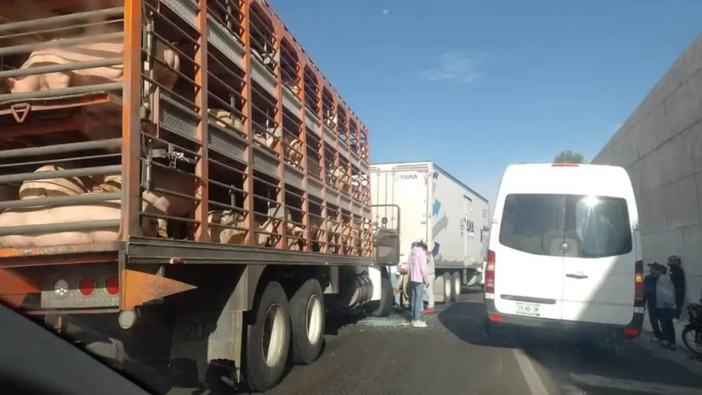 ¡Precaución! Carambola en la Puebla-Orizaba por choque entre dos camiones y tráiler