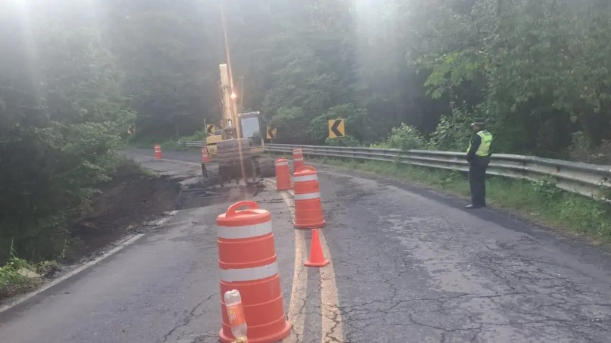 ¡Precaución! Cierran carretera Toluca-Ciudad Altamirano por socavón