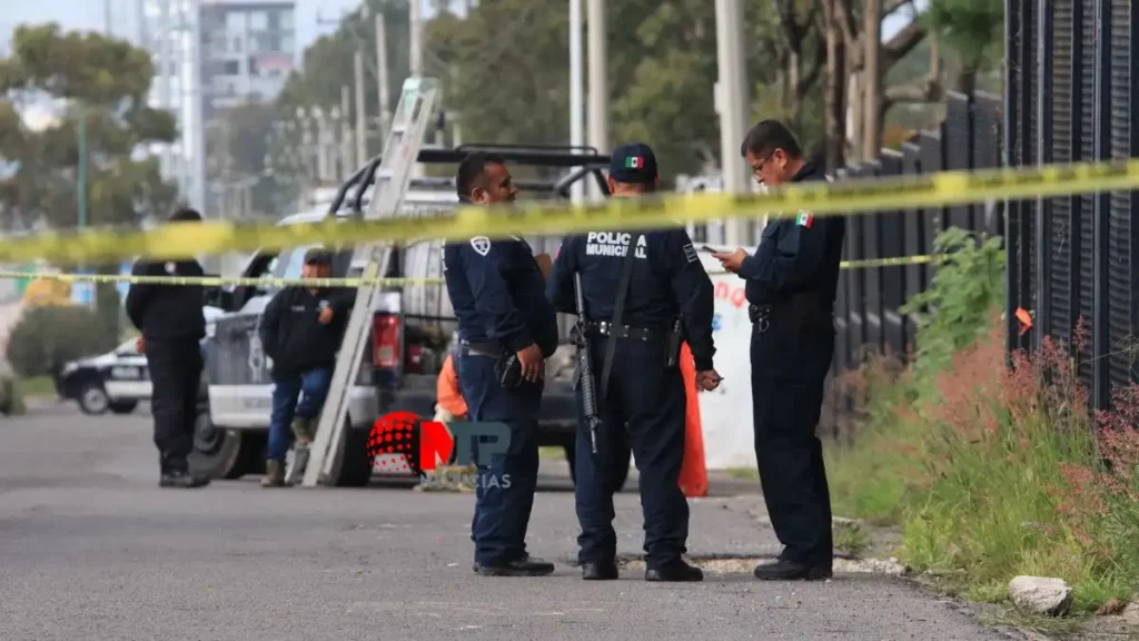 Ciclista muere tras caer en un registro sin tapa afuera de la Volkswagen, Cuautlancingo