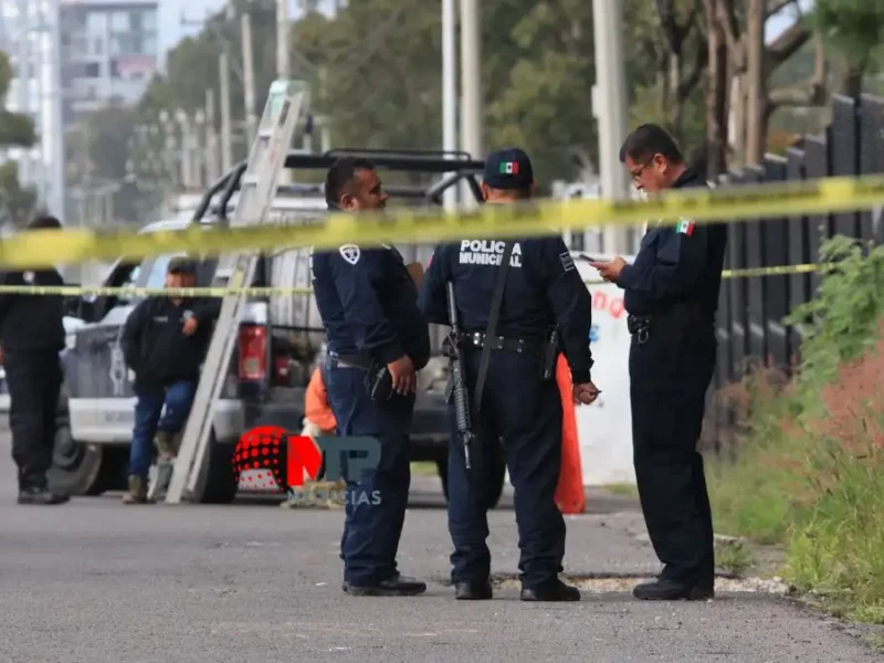 Ciclista muere tras caer en un registro sin tapa afuera de la Volkswagen, Cuautlancingo