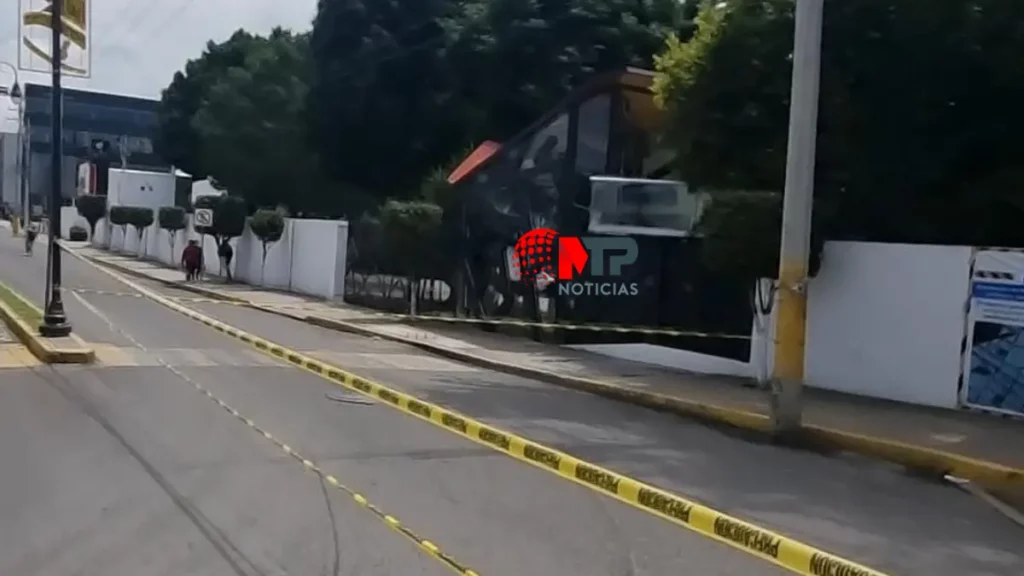 Acceso a San Andrés Cholula acordonado por obras.