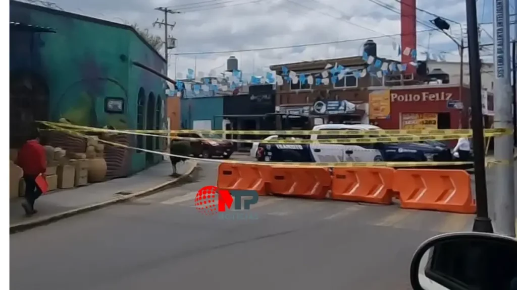 Barrera para tráfico vial en medio de acceso a San Andrés Cholula, Puebla.