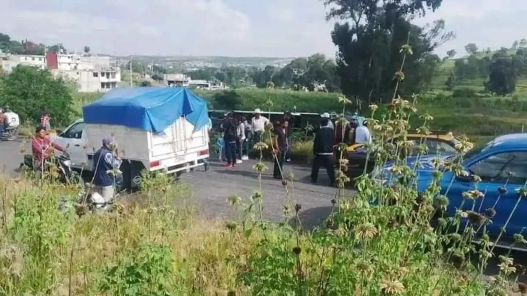 Cinco lesionados deja volcadura de camión de ruta C5 en Azumiatla, Puebla