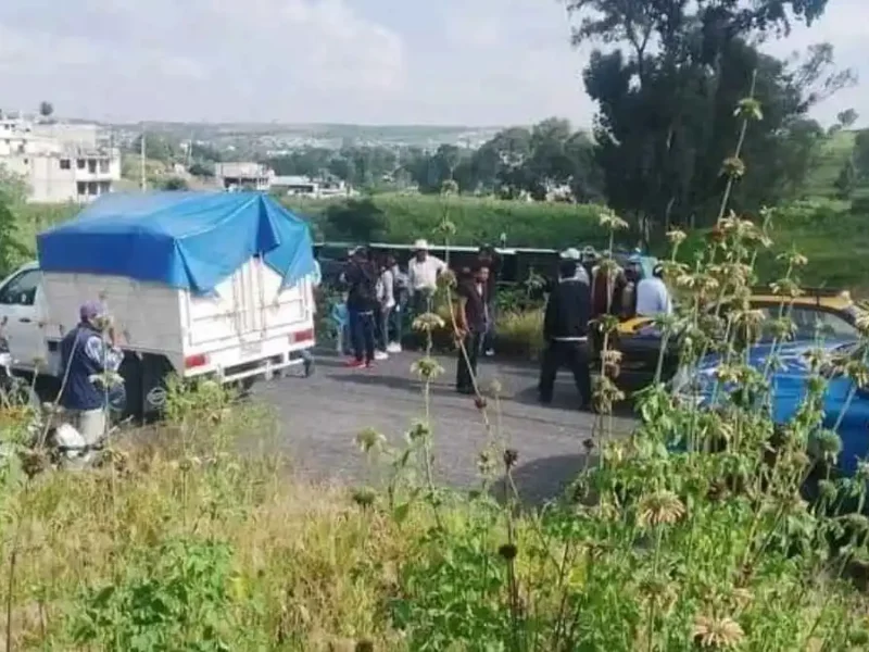 Cinco lesionados deja volcadura de camión de ruta C5 en Azumiatla, Puebla