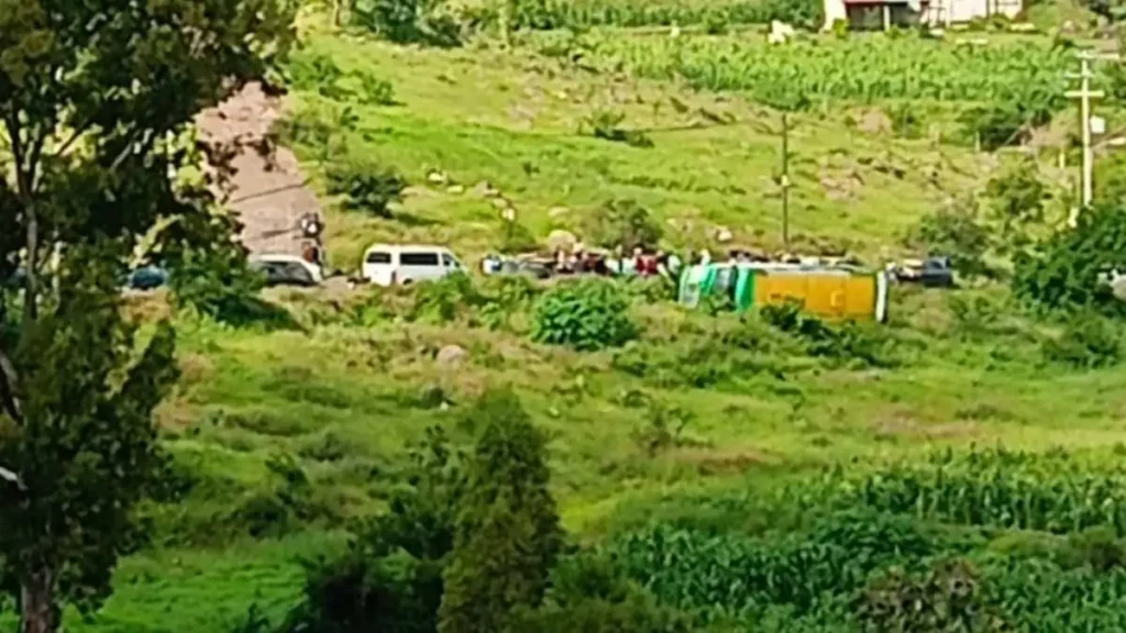 Cinco lesionados deja volcadura de camión de ruta C5 en Azumiatla, Puebla