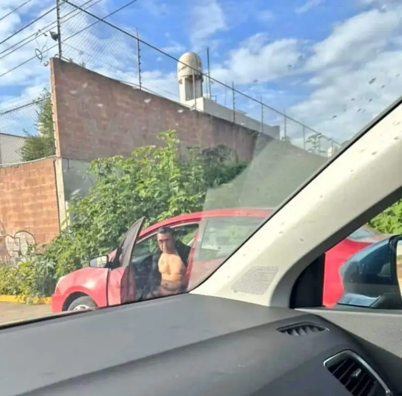 Hombre saliendo de su auto, acosado de masturbarse en público en Cuautlancingo, Puebla.