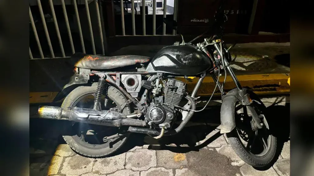 Motocicleta en la que hombre intentó huir de policía en Atlixco.