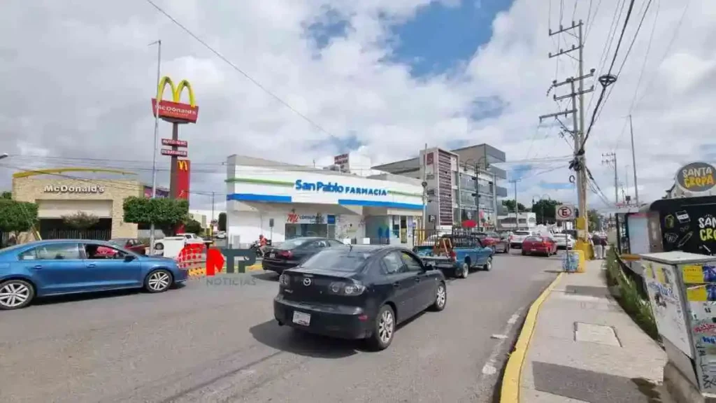 Caos vial por obras en avenida 5 de Mayo en San Andrés Cholula.