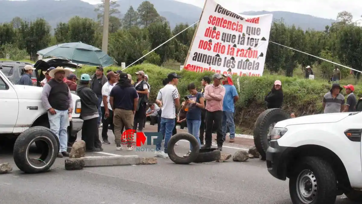 ¡Otra vez! Ejidatarios de Tlahuapan paralizan la autopista y la federal México-Puebla