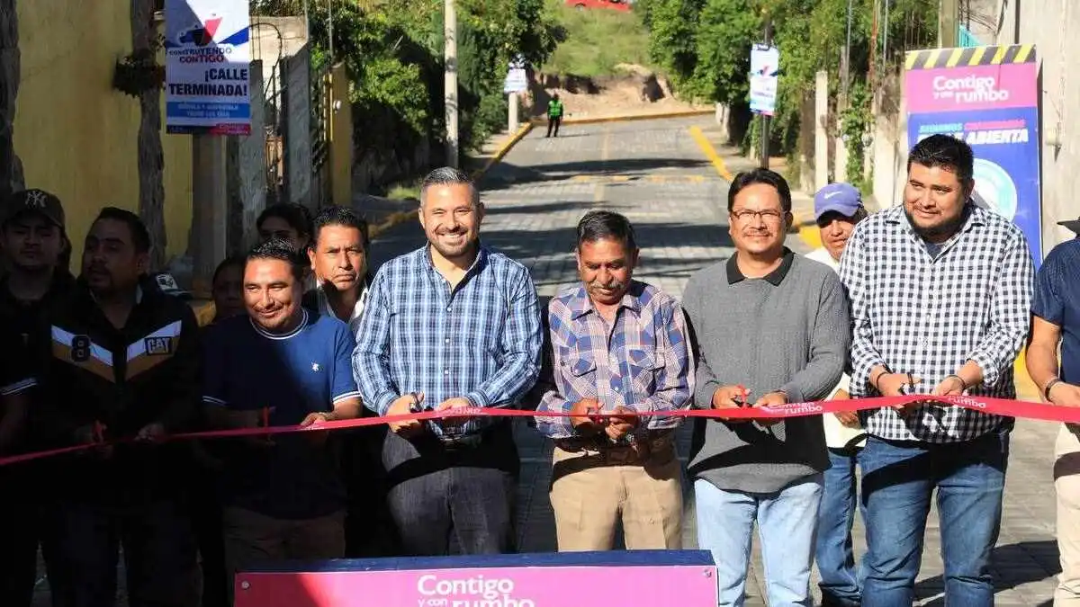 Ayuntamiento de Puebla entrega pavimentación de calles en San Pedro Zacachimalpa