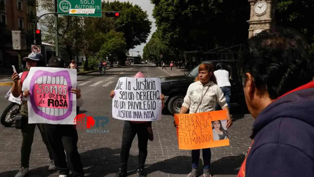 Familiares y amigos de víctimas de feminicidio protestan en vialidad de Puebla.