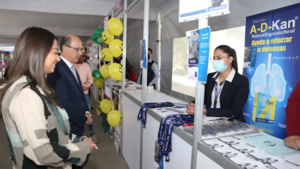 Alejandro Cañedo y funcionarios en Feria del Empleo de Puebla